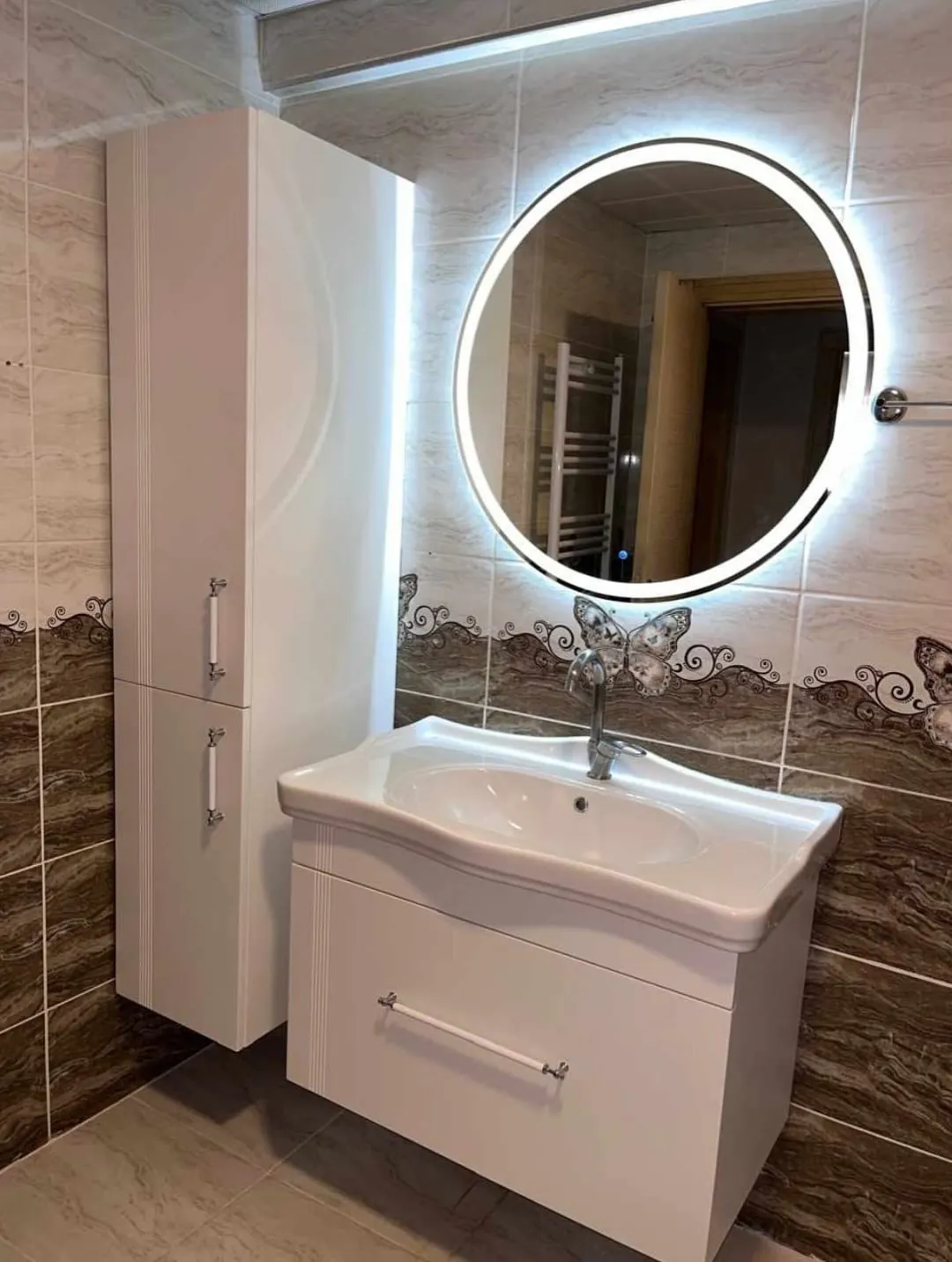Banyo dolabı üstü yuvarlak LED ayna