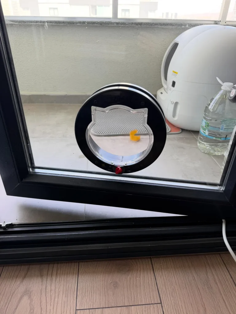 Pencere camına kedi kapısı montajı — Optima Cam Ayna, Ankara