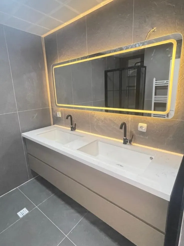 Çift lavabolu banyoda geniş LED ayna — Optima Cam Ayna, Ankara