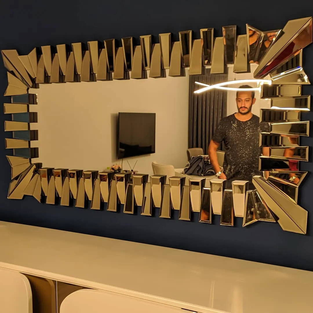 Gold çerçeveli salon aynası
