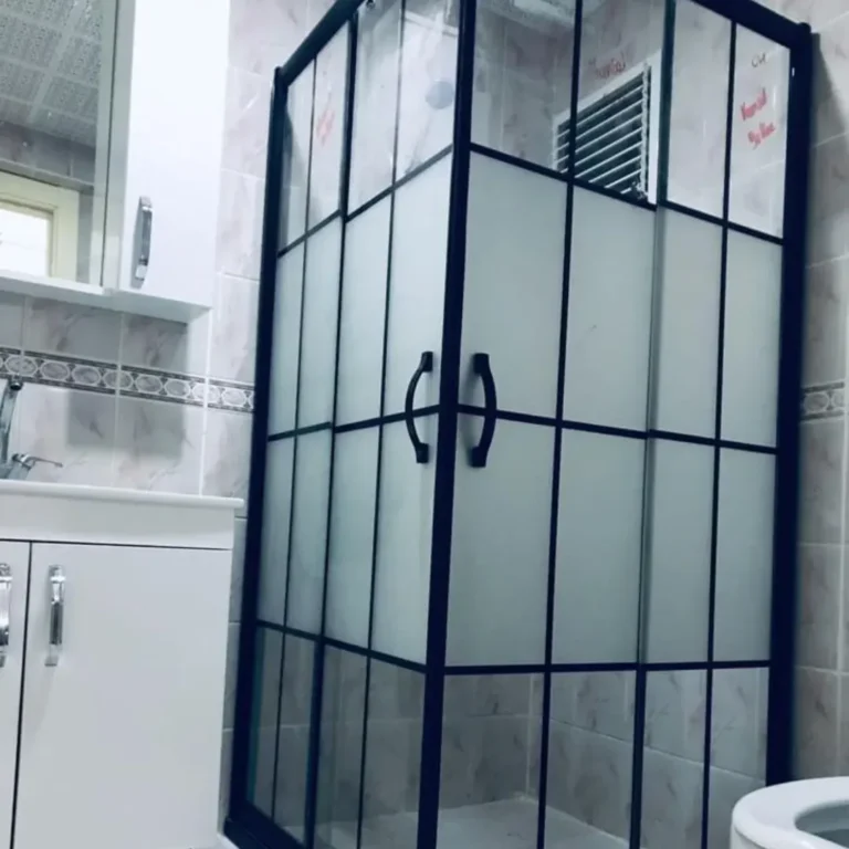 Köşe tipi ızgara desenli duşakabin — Optima Cam Ayna, Ankara
