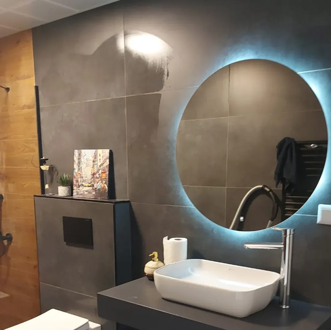 Arkadan mavi ışıklı yuvarlak banyo aynası
