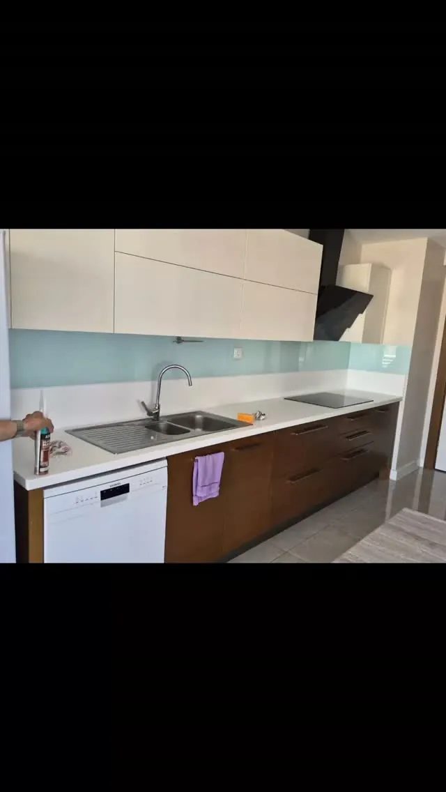 Mutfak tezgahı ile üst dolaplar arasında boyalı cam uygulaması