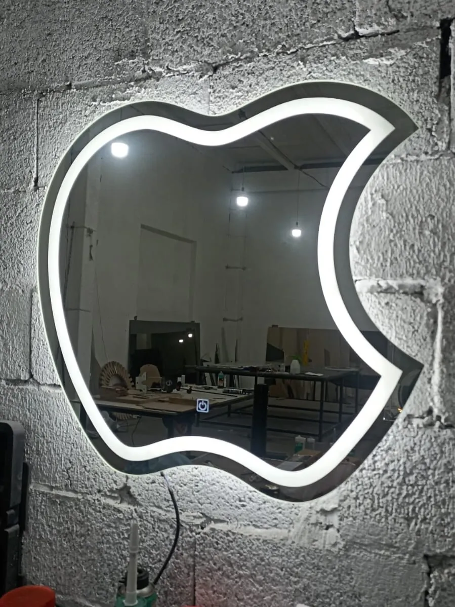 Atölyede hazırlanan özel formlu LED ayna