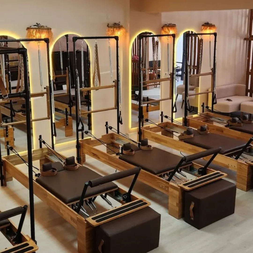 Pilates stüdyosunda duvar boyunca uzanan ayna