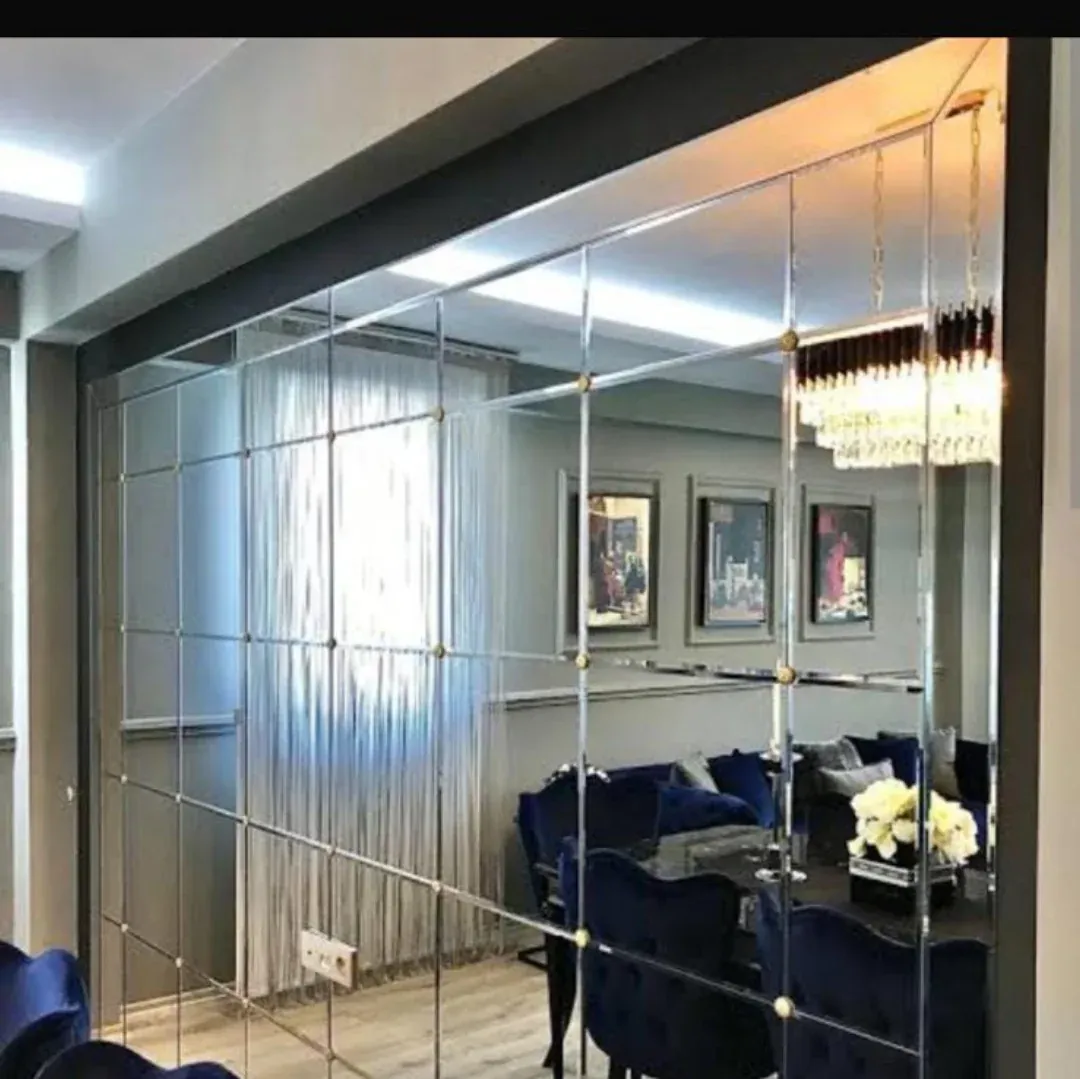 Salon duvarına uygulanmış bizoteli ayna kaplama