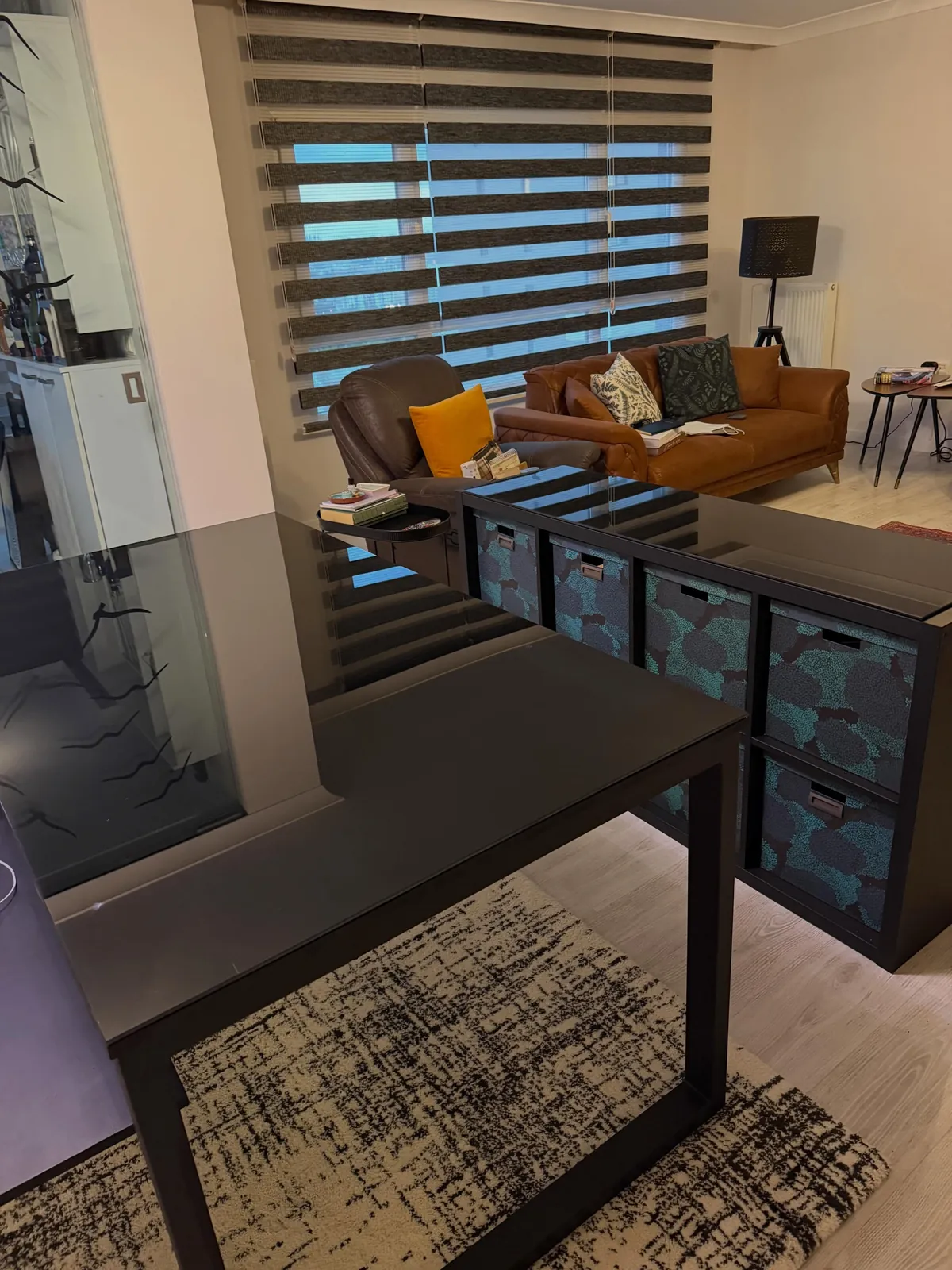 Ölçüye kesilmiş siyah boyalı cam masa tablası