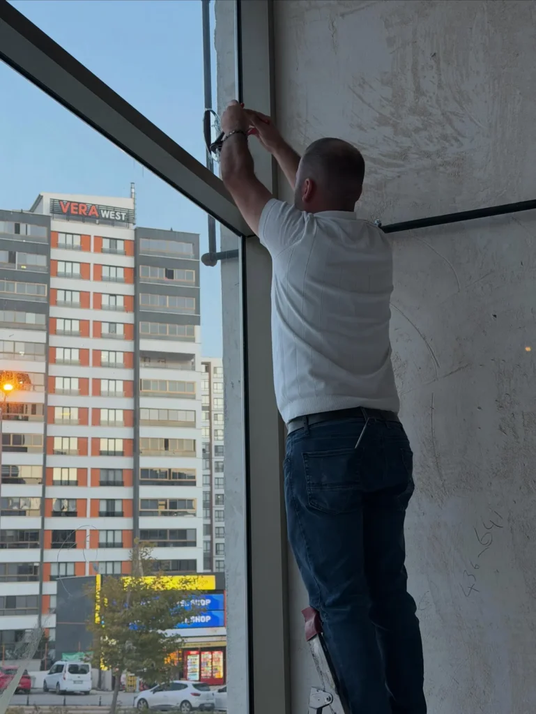 Yüksek katta cam montajı — Optima Cam Ayna, Ankara